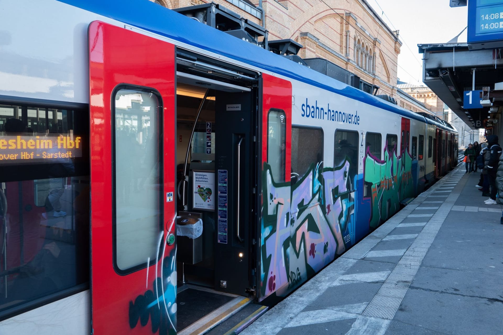 Ein Zug steht am Bahnsteig (Archivbild): In Ehlershausen gibt es für die S-Bahn Hannover derzeit kein Durchkommen.