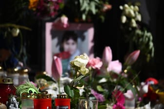 Sachsen, Döbeln: Blumen und Kerzen und ein Foto der getöteten Valeriia aus Döbeln sind vor einem Gottesdienst auf dem Obermarkt in Döbeln auf einer Bühne zu sehen.