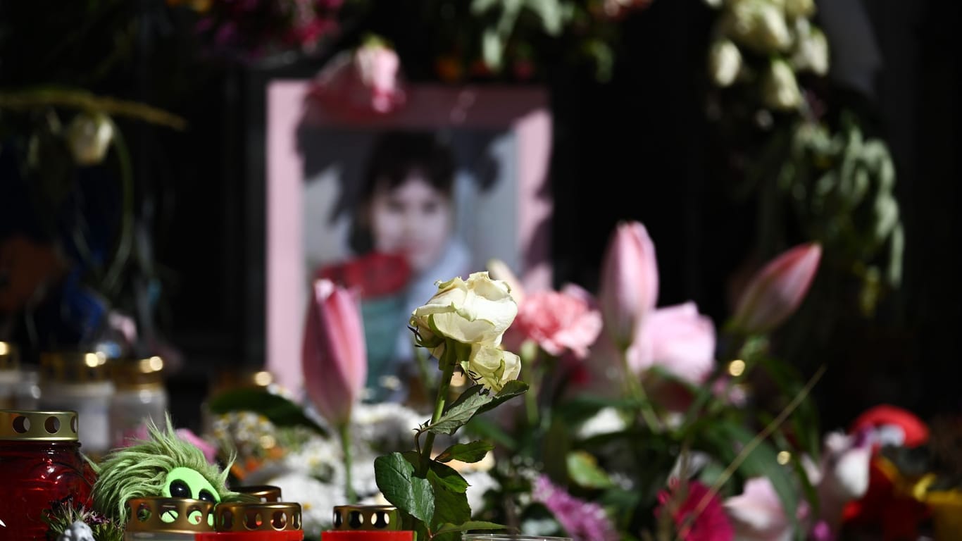 Sachsen, Döbeln: Blumen und Kerzen und ein Foto der getöteten Valeriia aus Döbeln sind vor einem Gottesdienst auf dem Obermarkt in Döbeln auf einer Bühne zu sehen.