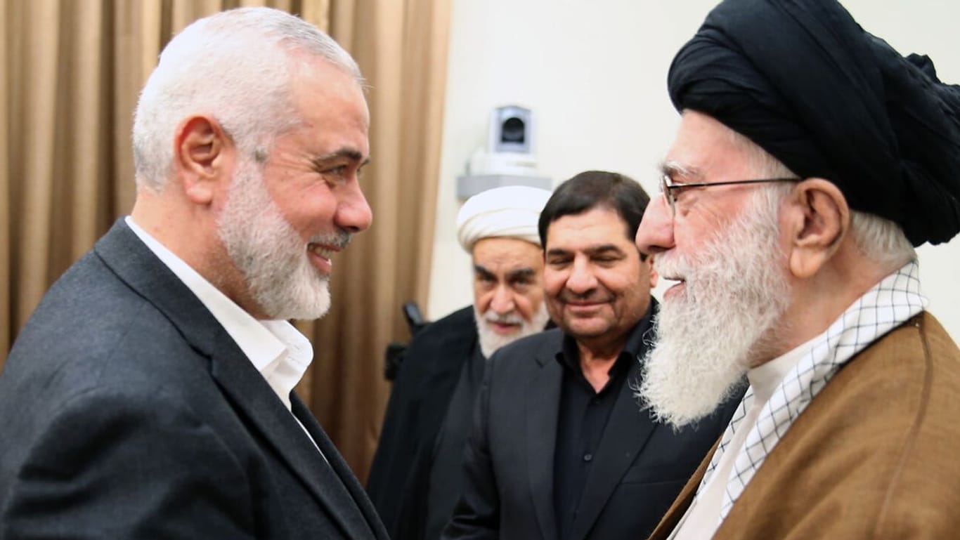 Hamas-Chef Ismail Hanija (l) begrüßt Ajatollah Ali Chamenei in Teheran (Archivbild): Der Angriff fand während eines Aufenthalts im Iran statt.