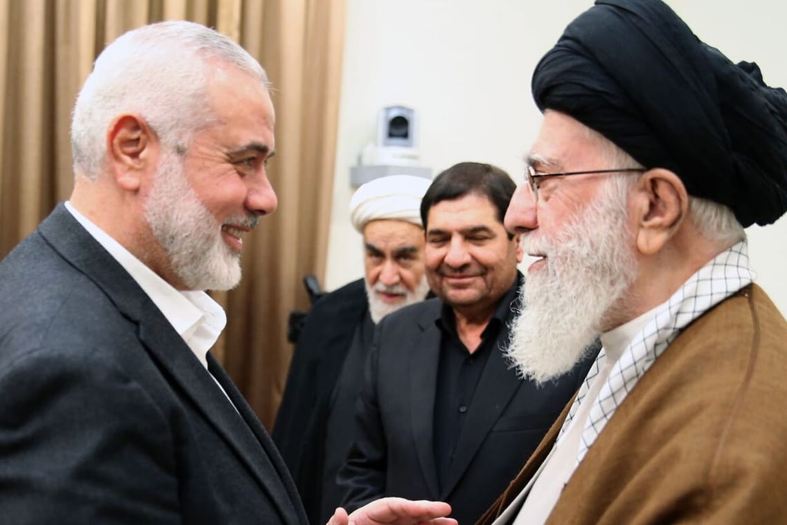 Hamas-Chef Ismail Hanija (l) begrüßt Ajatollah Ali Chamenei in Teheran (Archivbild): Der Angriff fand während eines Aufenthalts im Iran statt.