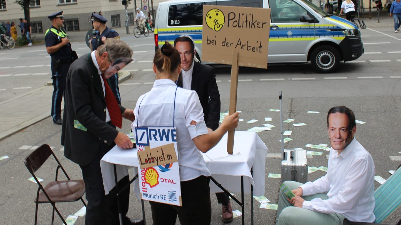 Söder, Lindner und Co.: Verkehrsteilnehmer dürften am Mittwoch im Glockenbachviertel angesichts dieser Szene nicht schlecht gestaunt haben.