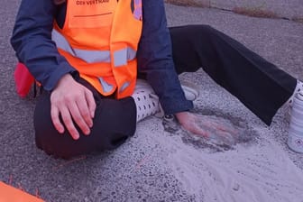 Die "Letzte Generation" blockiert den Flughafen Köln/Bonn.