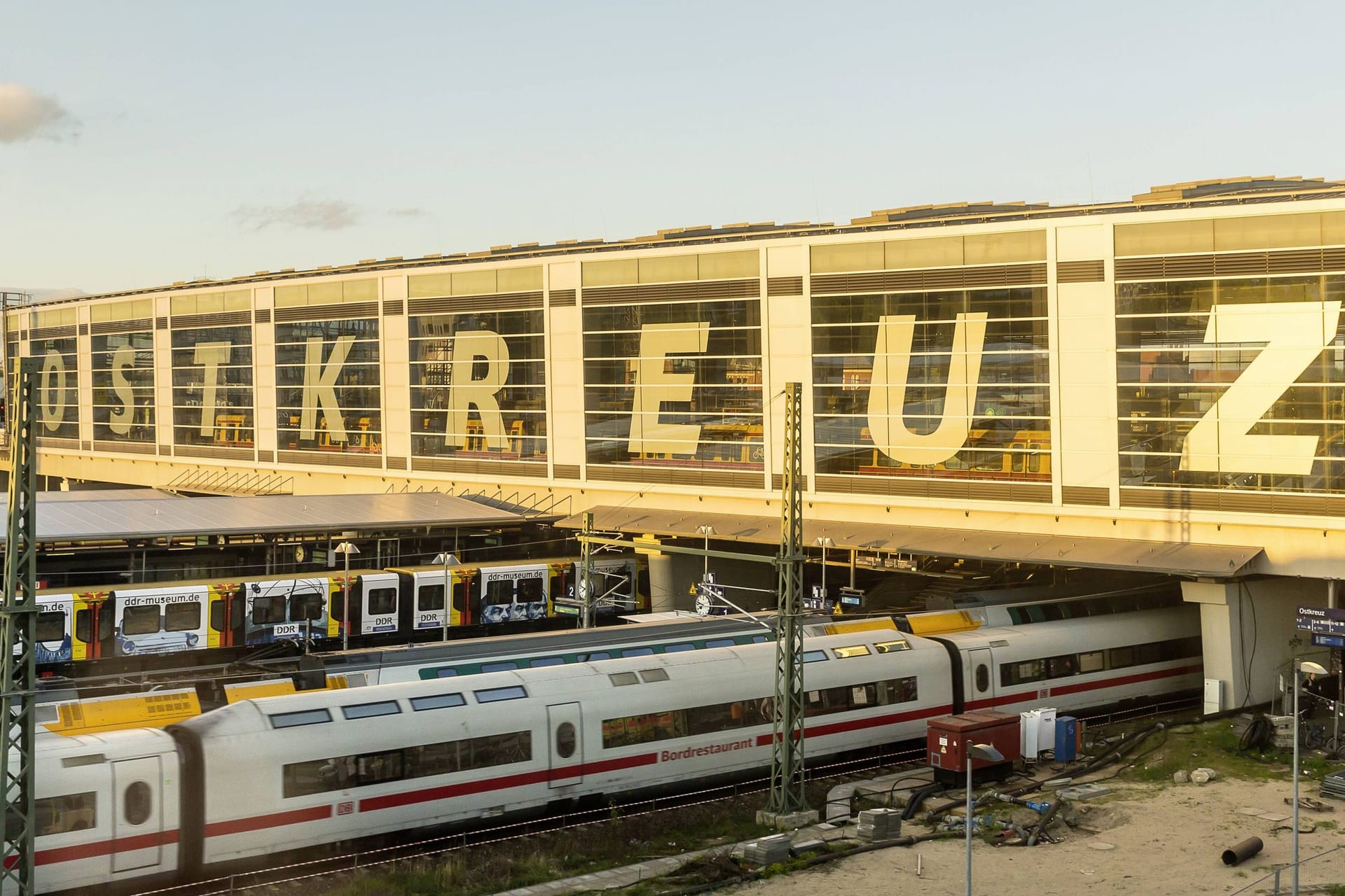 Bahnhof Ostkreuz: Hier sollen Rechtsextremisten brutal auf politische Gegner losgegangen sein.