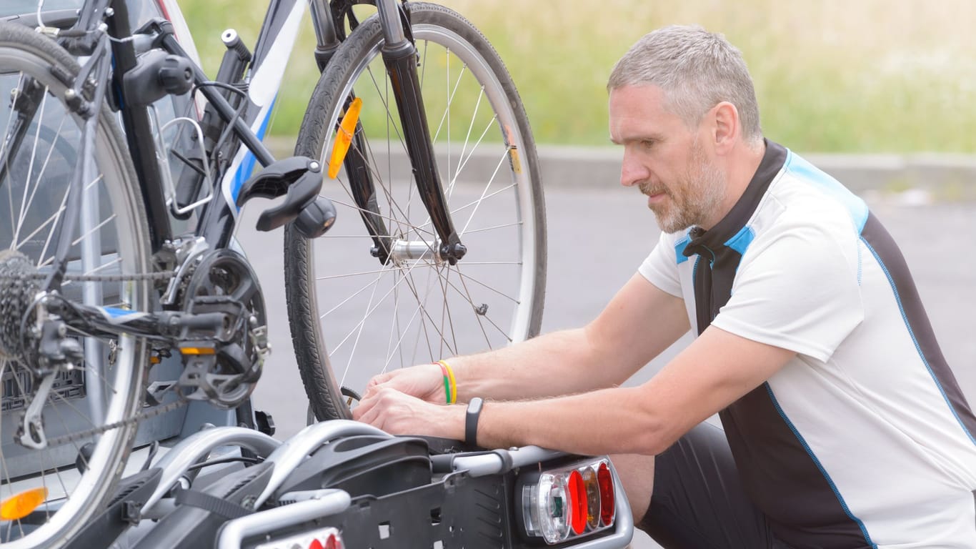 Diese Fahrradträger für die Anhängerkupplung sorgen für einen sicheren Transport.