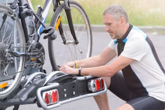 Diese Fahrradträger für die Anhängerkupplung sorgen für einen sicheren Transport.