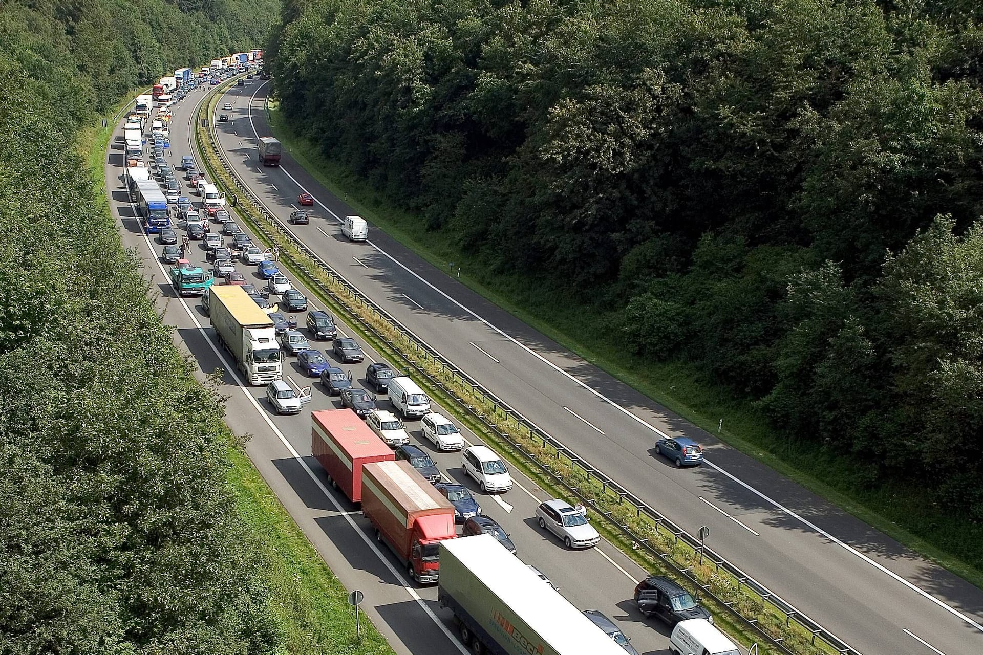 Verkehr auf der A4 bei Overath (Archivfoto): Bei Overath-Untereschbach stehen folgenschwere Arbeiten an.