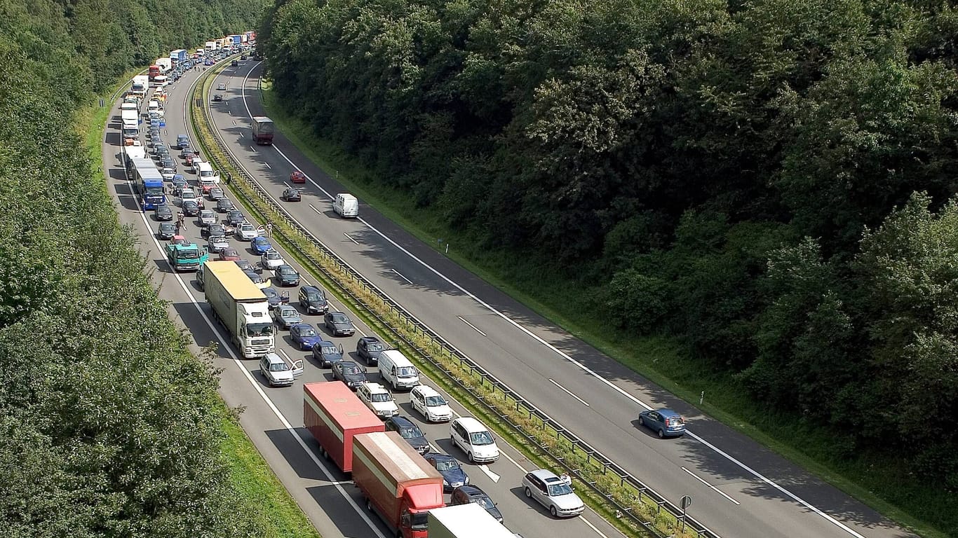 Verkehr auf der A4 bei Overath (Archivfoto): Bei Overath-Untereschbach stehen folgenschwere Arbeiten an.