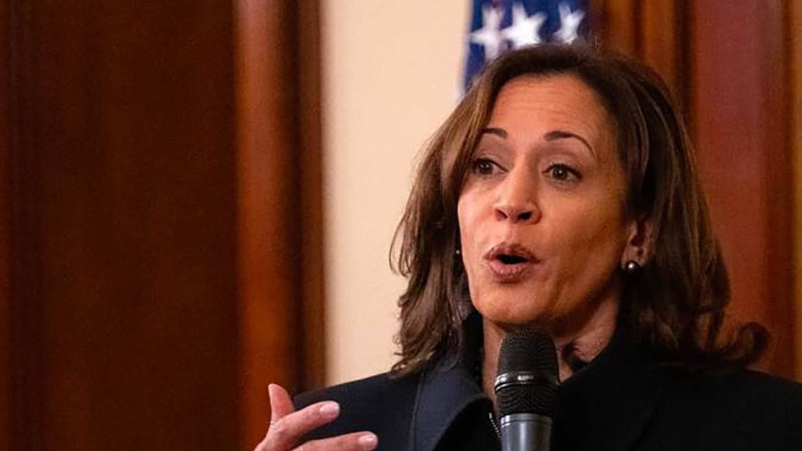 Kamala Harris bei einem Wahlkampfauftritt (Archivbild): Die Vizepräsidentin liegt bei Stimmen von Männern hinter Donald Trump.