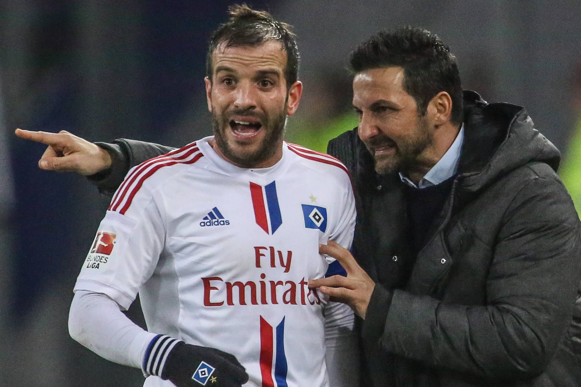 Joe Zinnbauer spricht mit Rafael van der Vaart (Archivbild): Der frühere HSV-Trainer hat einen neuen Verein gefunden.