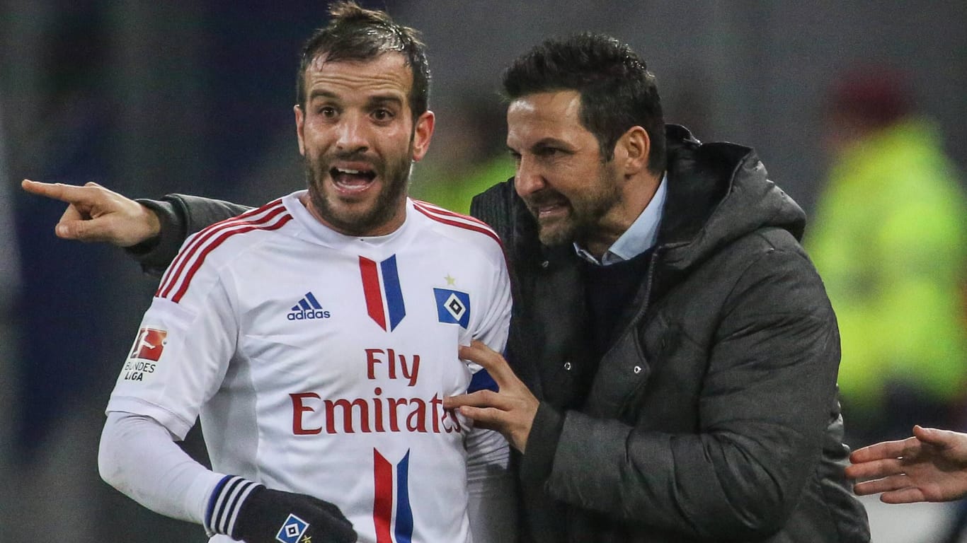 Joe Zinnbauer spricht mit Rafael van der Vaart (Archivbild): Der frühere HSV-Trainer hat einen neuen Verein gefunden.