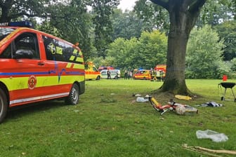 Einsatzfahrzeuge nach dem Blitzeinschlag in einem Delmenorster Park: Die Familie, die sich unter einem Baum aufgehalten hatten, wurden teilweise lebensgefährlich verletzt.