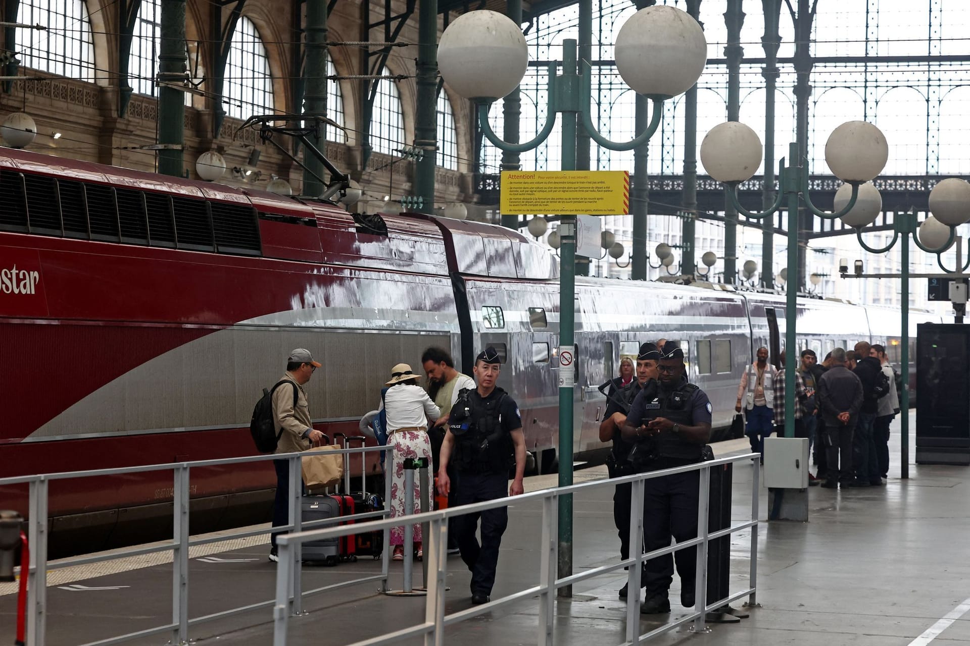 Beamte patrouillieren am Freitag am Gare du Nord in Paris: Nach den Anschlägen herrscht Bahnchaos.