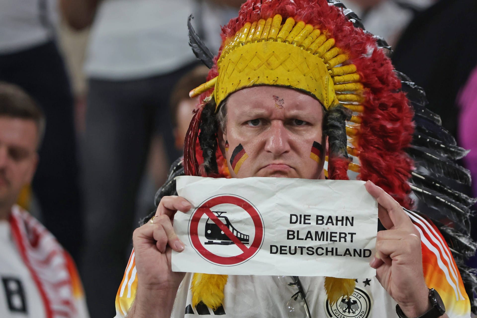 Ein Fußball-Fan übt Kritik an der Bahn: Das Unternehmen hat Probleme während der EM eingestanden.