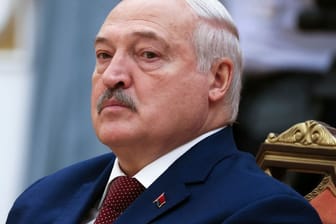 Der belarussische Diktator Alexander Lukaschenko hört dem russischen Präsidenten Putin in seinem Palast in Minsk zu (Archivbild).