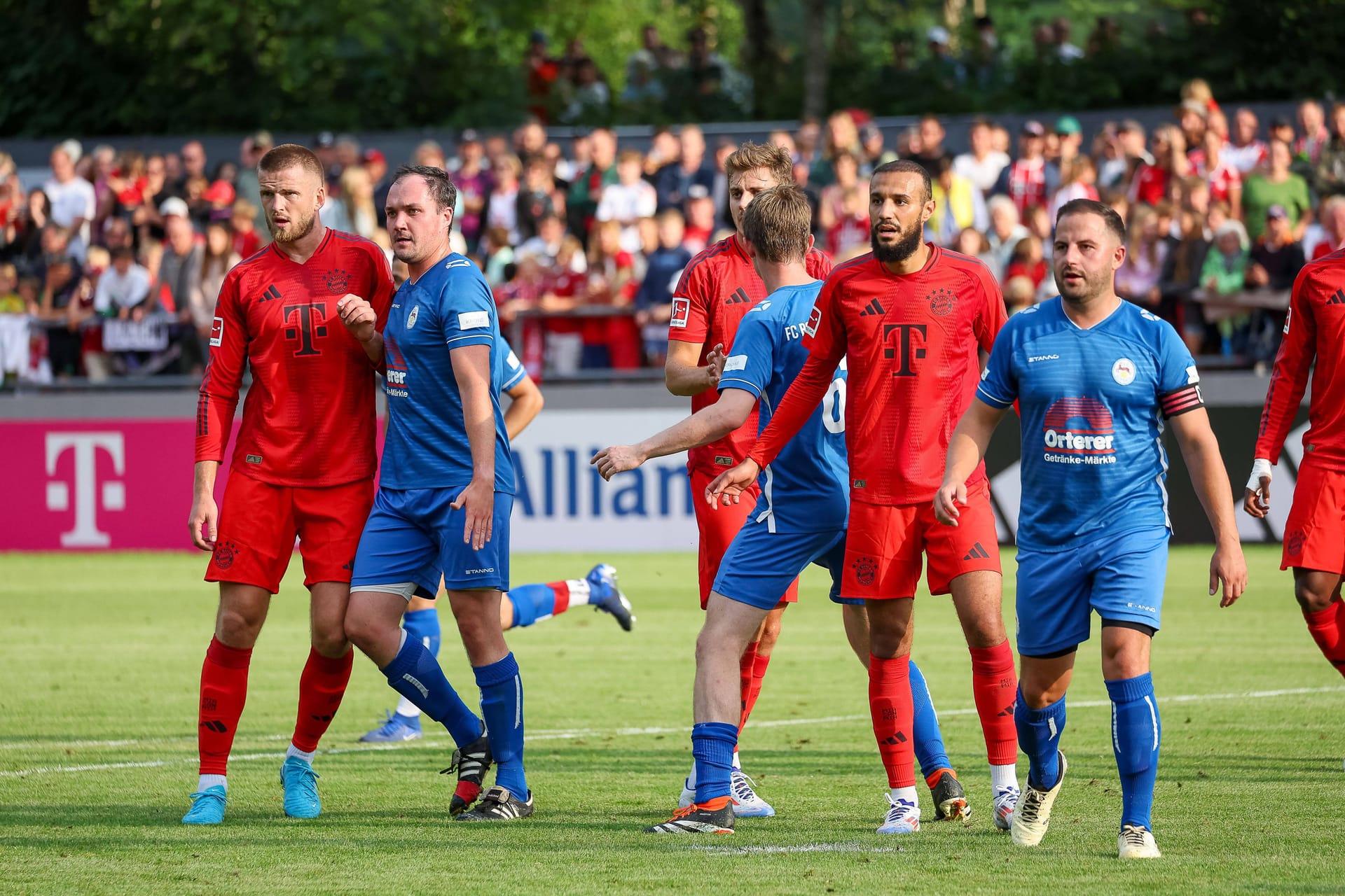 Szene im Strafraum bei einer Ecke: Die Bayern dominieren das Spiel klar.