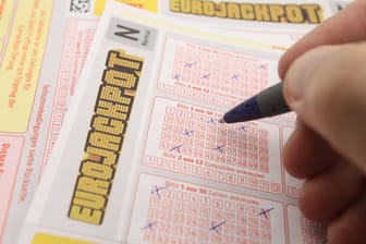 Eurojackpot-Spielschein wird ausgefüllt (Symbolfoto): Ein Spieler aus Niedersachsen hat den großen Jackpot verpasst.