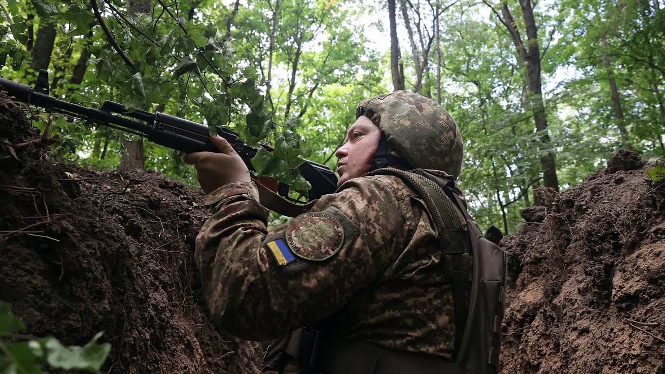 Ein ukrainischer Rekrut im Schützengraben (Symbolbild): Bei einer Auseinandersetzung zwischen ukrainischen Soldaten kam es zu Toten,