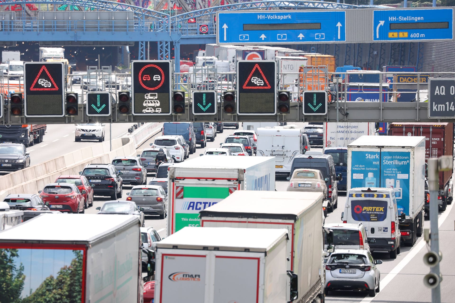 Stau auf der A7 in Hamburg zu Ferienbeginn: Am kommenden Wochenende dürfte es wieder sehr voll werden.