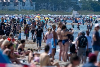 Warnemünde am vergangenen Freitag: Touristen suchen am vollen Ostsee-Strand ein Plätzchen.