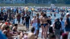 Warnemünde am vergangenen Freitag: Touristen suchen am vollen Ostsee-Strand ein Plätzchen.