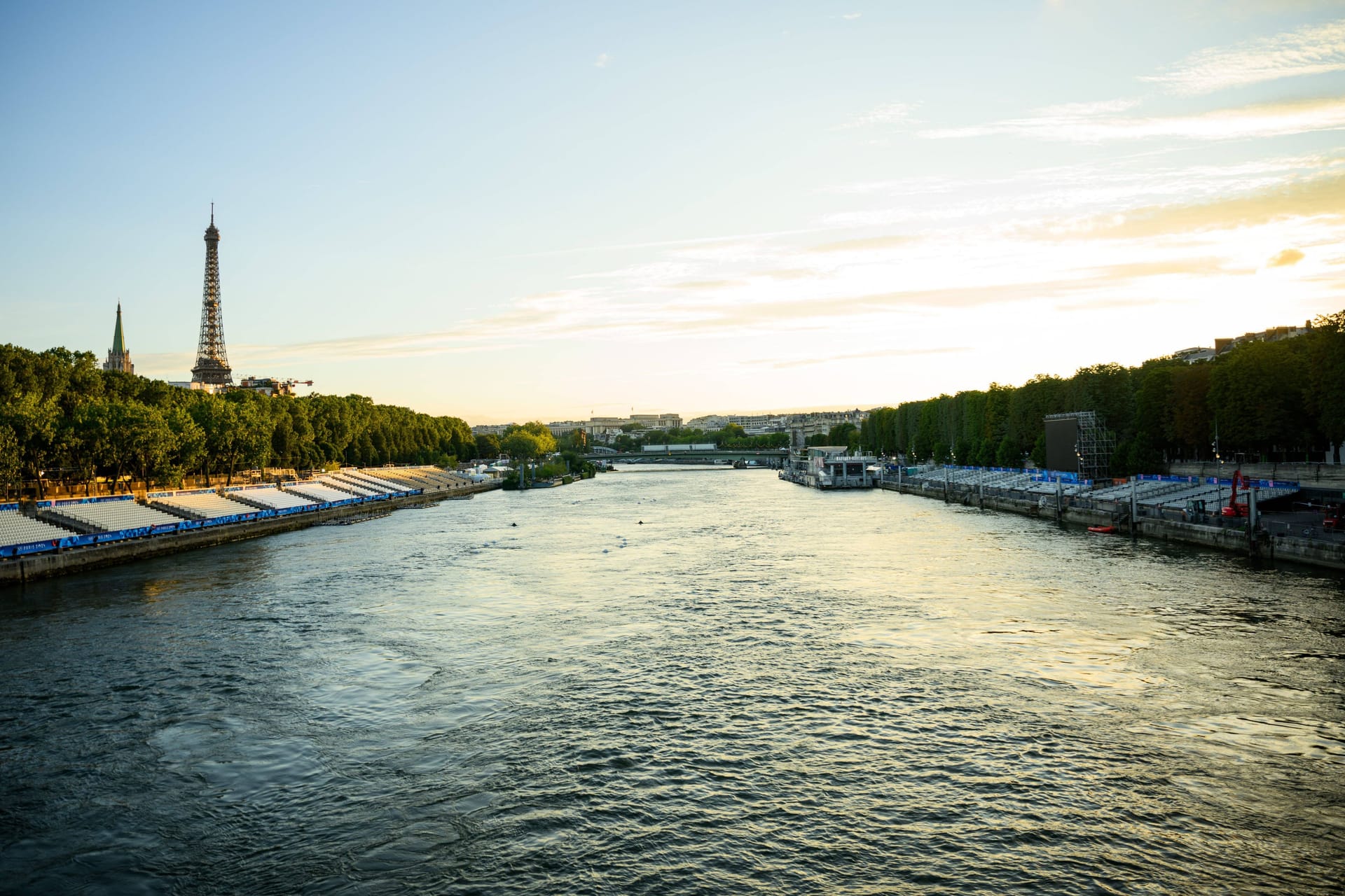 Die Seine in Paris: Der Fluss war am Montag erneut zu schmutzig für das Triathlon-Training.