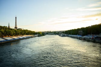 Die Seine in Paris: Der Fluss war am Montag erneut zu schmutzig für das Triathlon-Training.