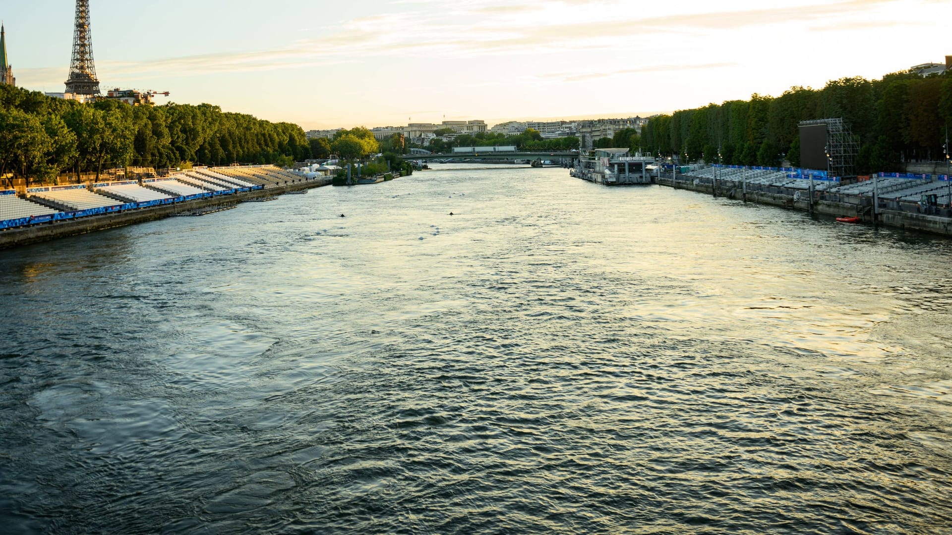 Die Seine in Paris: Der Fluss war am Montag erneut zu schmutzig für das Triathlon-Training.