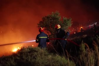 Feuerwehrleute kämpfen gegen die Waldbrände.