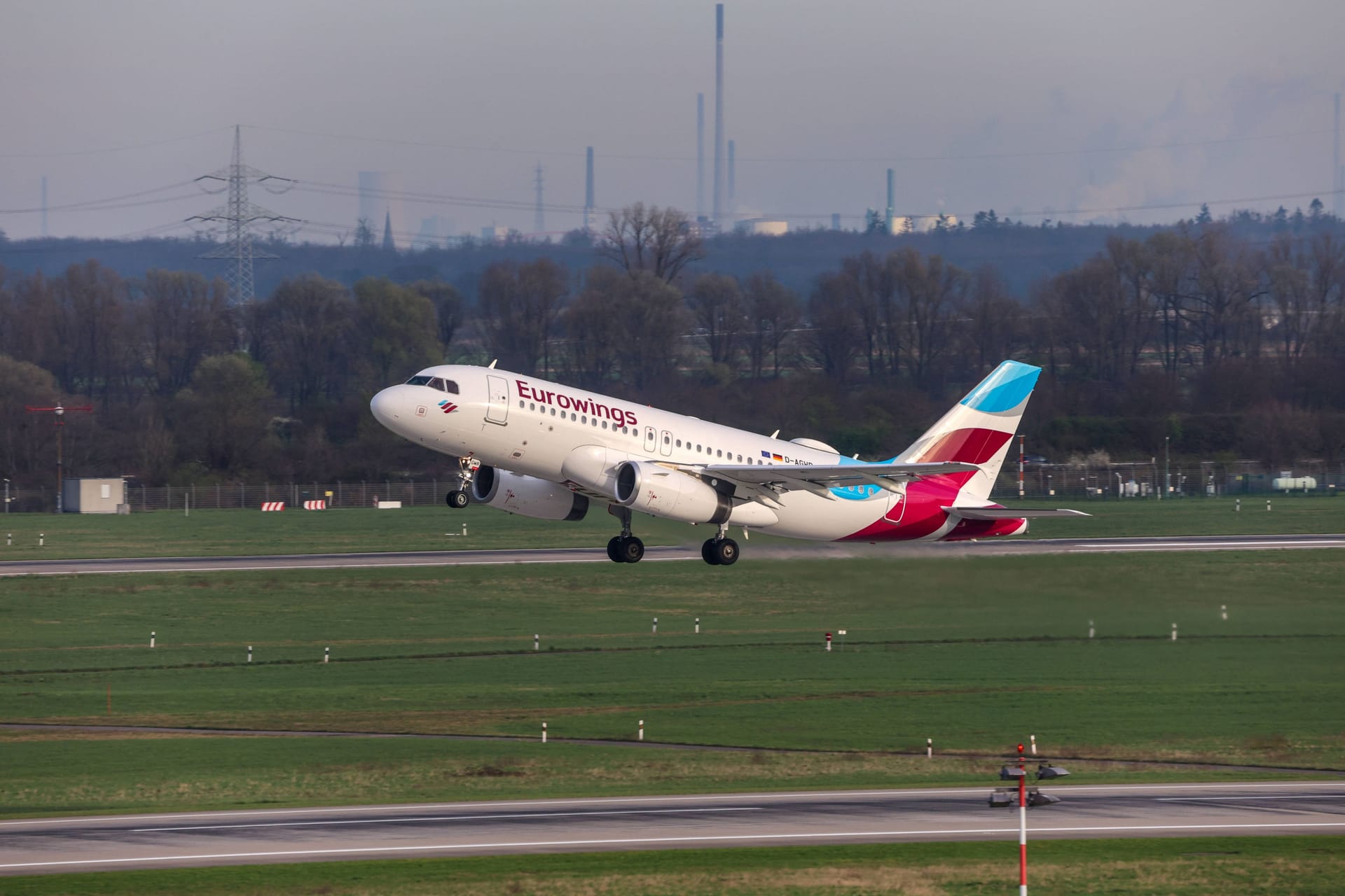 Eine Eurowings-Maschine hat ihre Passagiere auf dem Weg nach Mallorca stehen gelassen. (Archivbild)