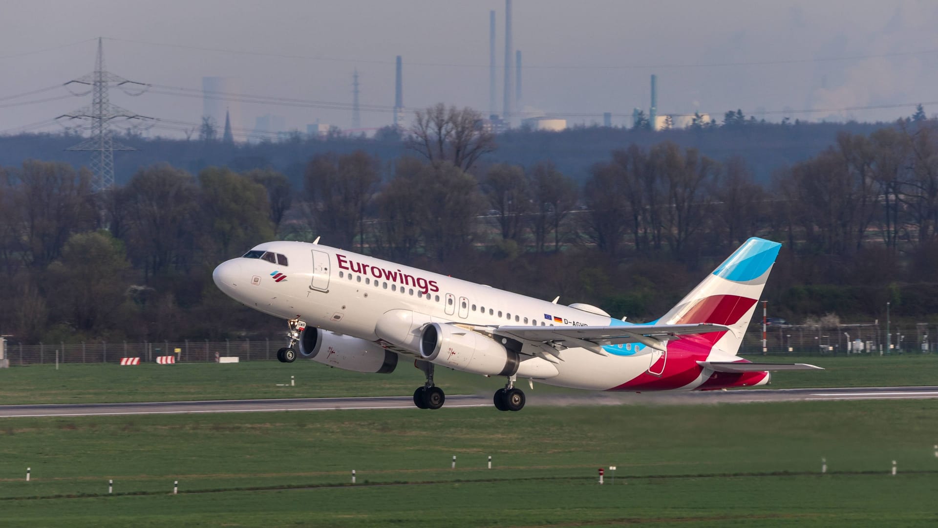 Eine Eurowings-Maschine hat ihre Passagiere auf dem Weg nach Mallorca stehen gelassen. (Archivbild)