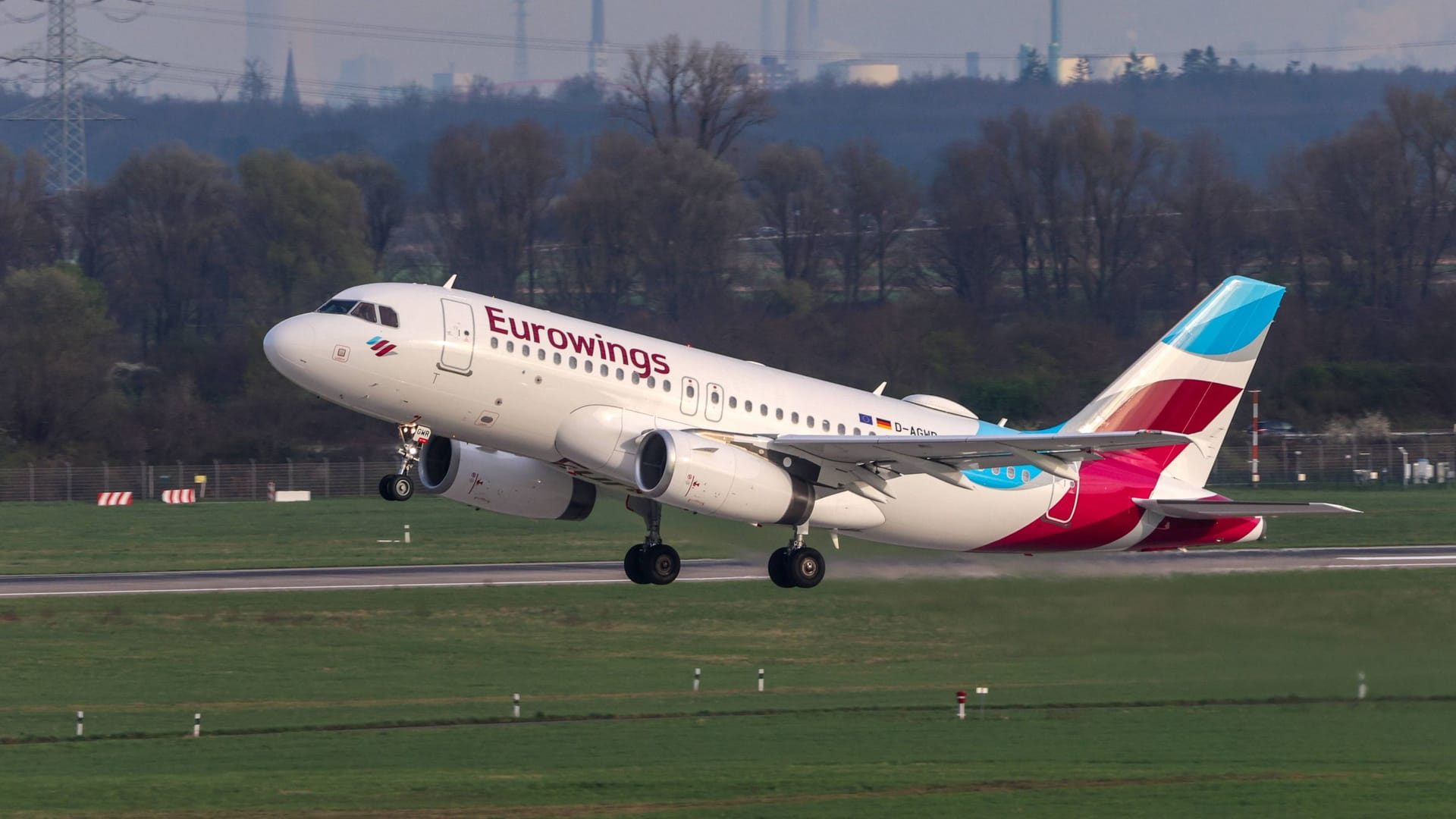 Eine Eurowings-Maschine hat ihre Passagiere auf dem Weg nach Mallorca stehen gelassen. (Archivbild)