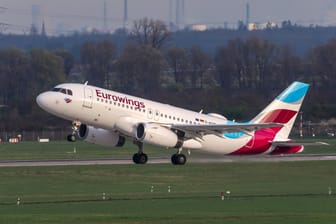 Eine Eurowings-Maschine hat ihre Passagiere auf dem Weg nach Mallorca stehen gelassen. (Archivbild)