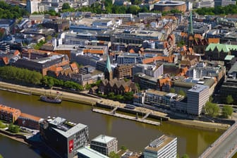 Luftaufnahme der Bremer Innenstadt (Archivfoto): Eine mögliche Aufgabe des Opti-Wohnwelt-Standortes könnte zum Leerstand in prominenter Lage führen.