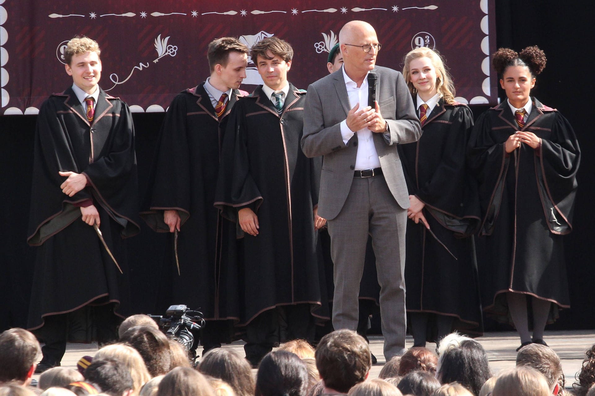 2023 begrüßte Bürgermeister Peter Tschentscher (SPD) 1700 "Potterheads" in Hamburg: Damals wurde das 25. Jubiläum der Reihe gefeiert.