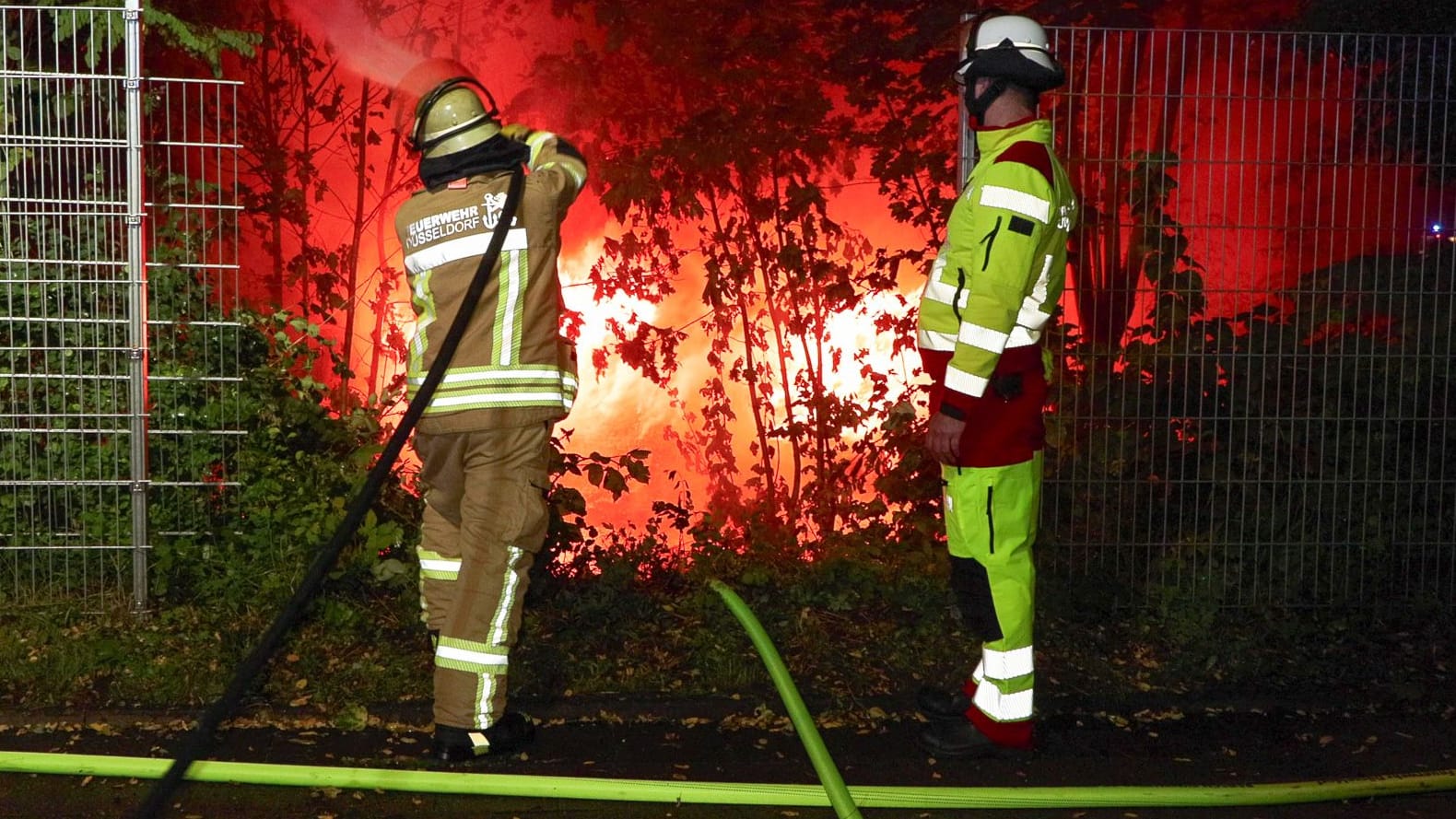 Gartenlaube in einer Kleingartenanlage in Vollbrand - Starke Rau