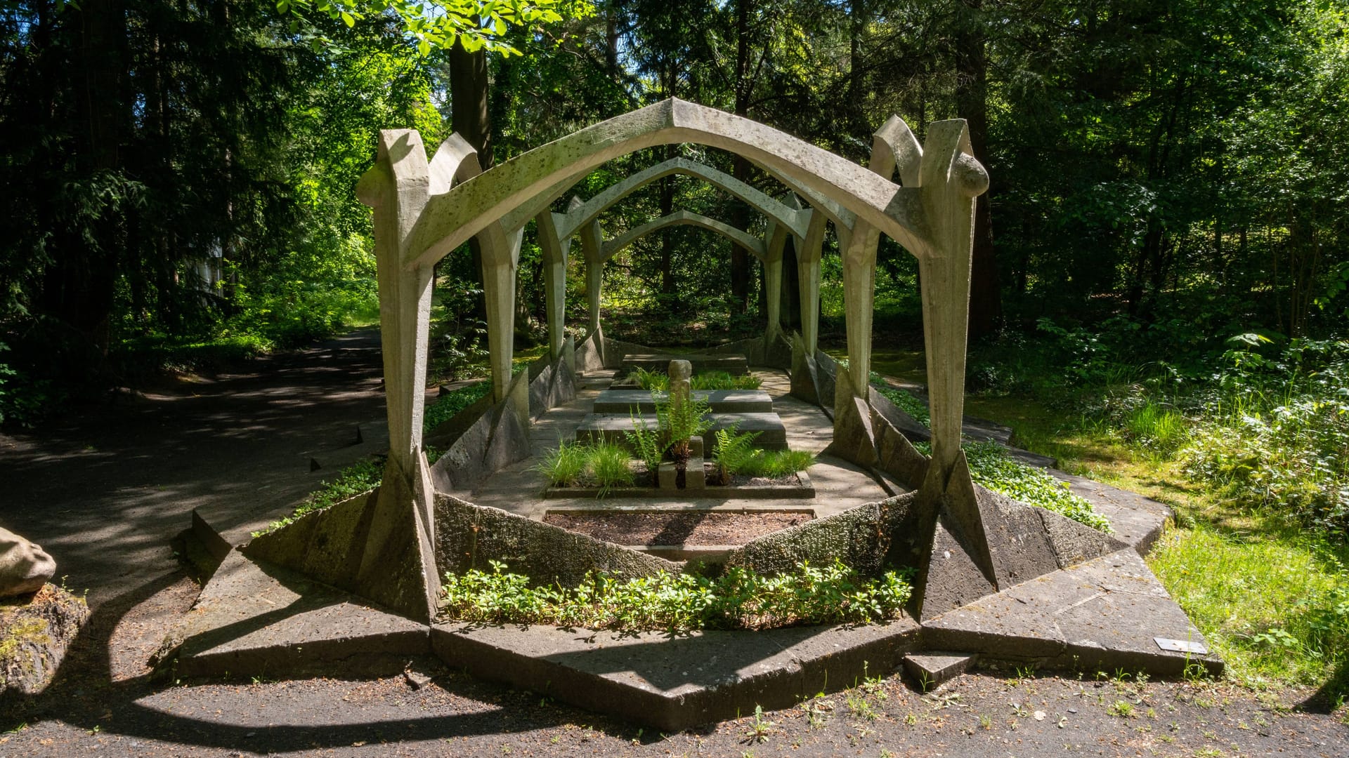 Auf dem Südwestkirchhof sind zahlreiche kunsthistorisch bedeutende Grabmäler zu entdecken: Besonders hervor sticht ist das expressionistische Grabmal für den Kaufmann und Kunstmäzen Julius Wissinger.