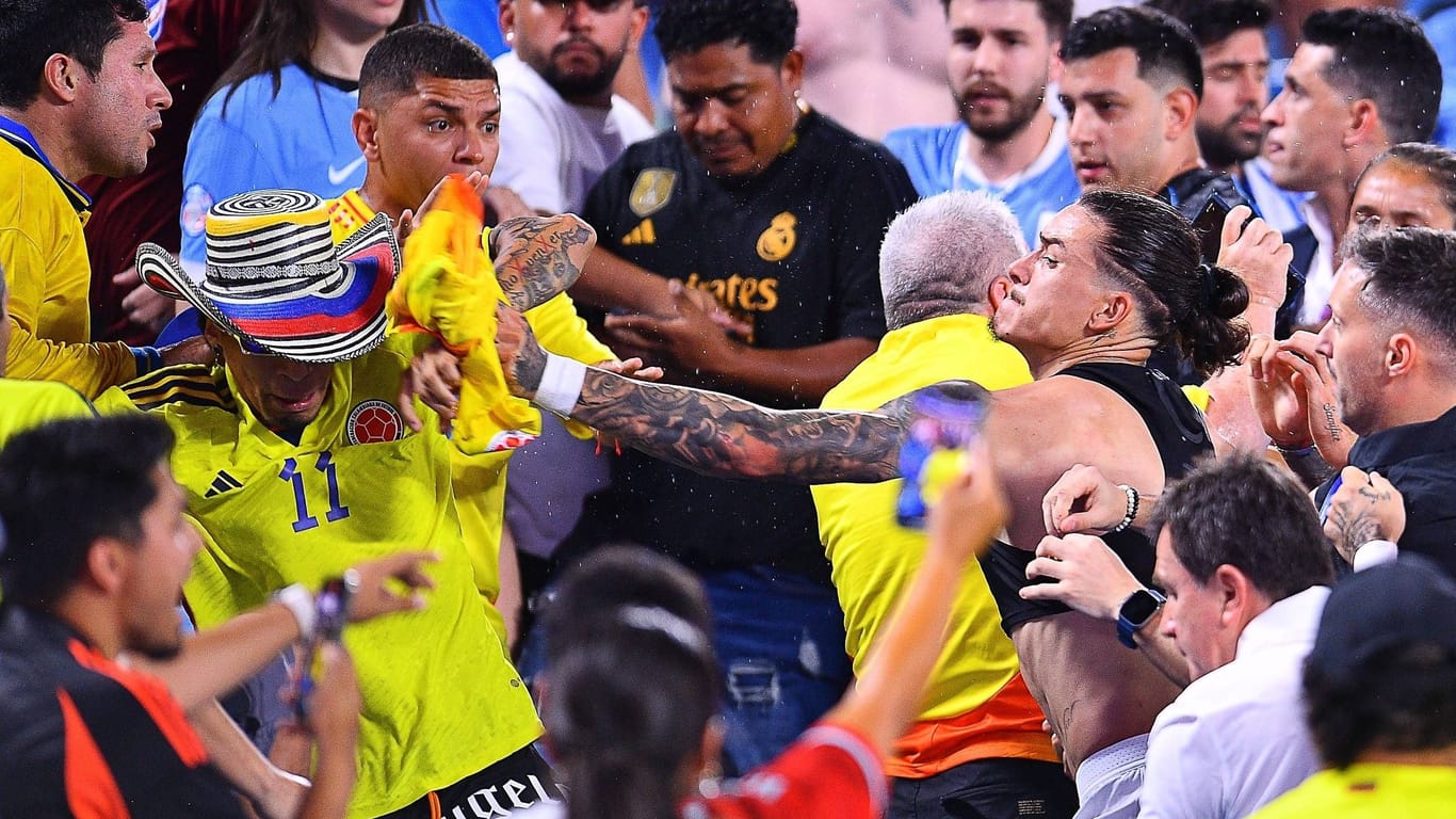 Darwin Núñez teilt aus: Der Uruguay-Star und seine Teamkollegen lieferten sich eine körperliche Auseinandersetzung mit Kolumbien-Fans.