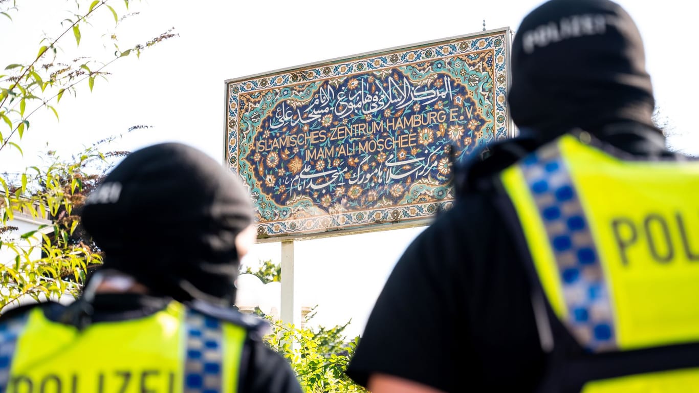 Einsatzkräfte der Polizei stehen bei einer Razzia vor dem IZH: In Niedersachsen wurde unter anderem Propagandamaterial beschlagnahmt.