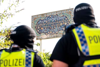 Einsatzkräfte der Polizei stehen bei einer Razzia vor dem IZH: In Niedersachsen wurde unter anderem Propagandamaterial beschlagnahmt.