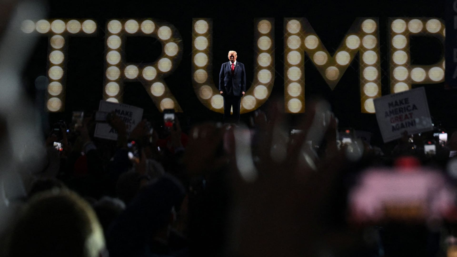 Trump betritt die Bühne auf dem Parteitag der Republikaner.