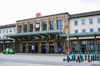 Der Hauptbahnhof in Kaiserslautern (Symbolbild): In einer Unterführung des Bahnhofs ist eine Frau mutmaßlich sexuell belästigt worden.