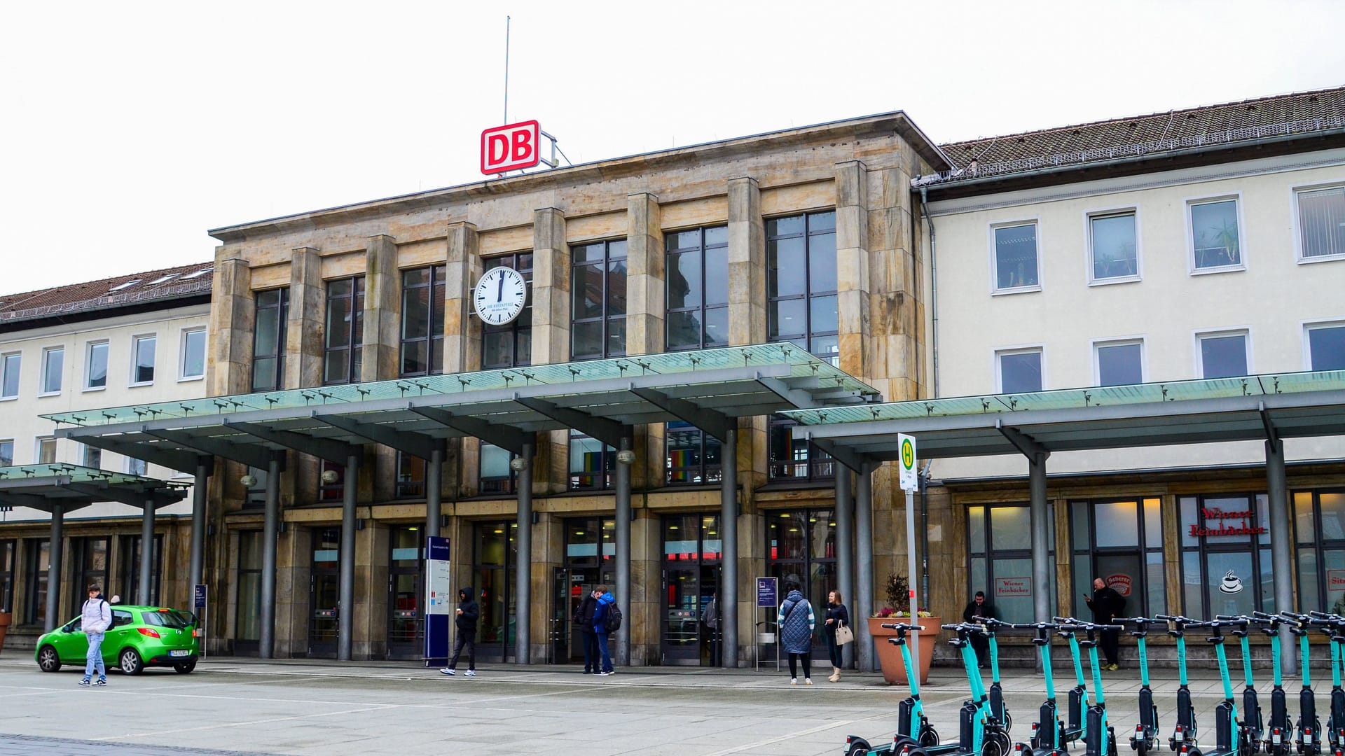 Der Hauptbahnhof in Kaiserslautern (Symbolbild): In einer Unterführung des Bahnhofs ist eine Frau mutmaßlich sexuell belästigt worden.