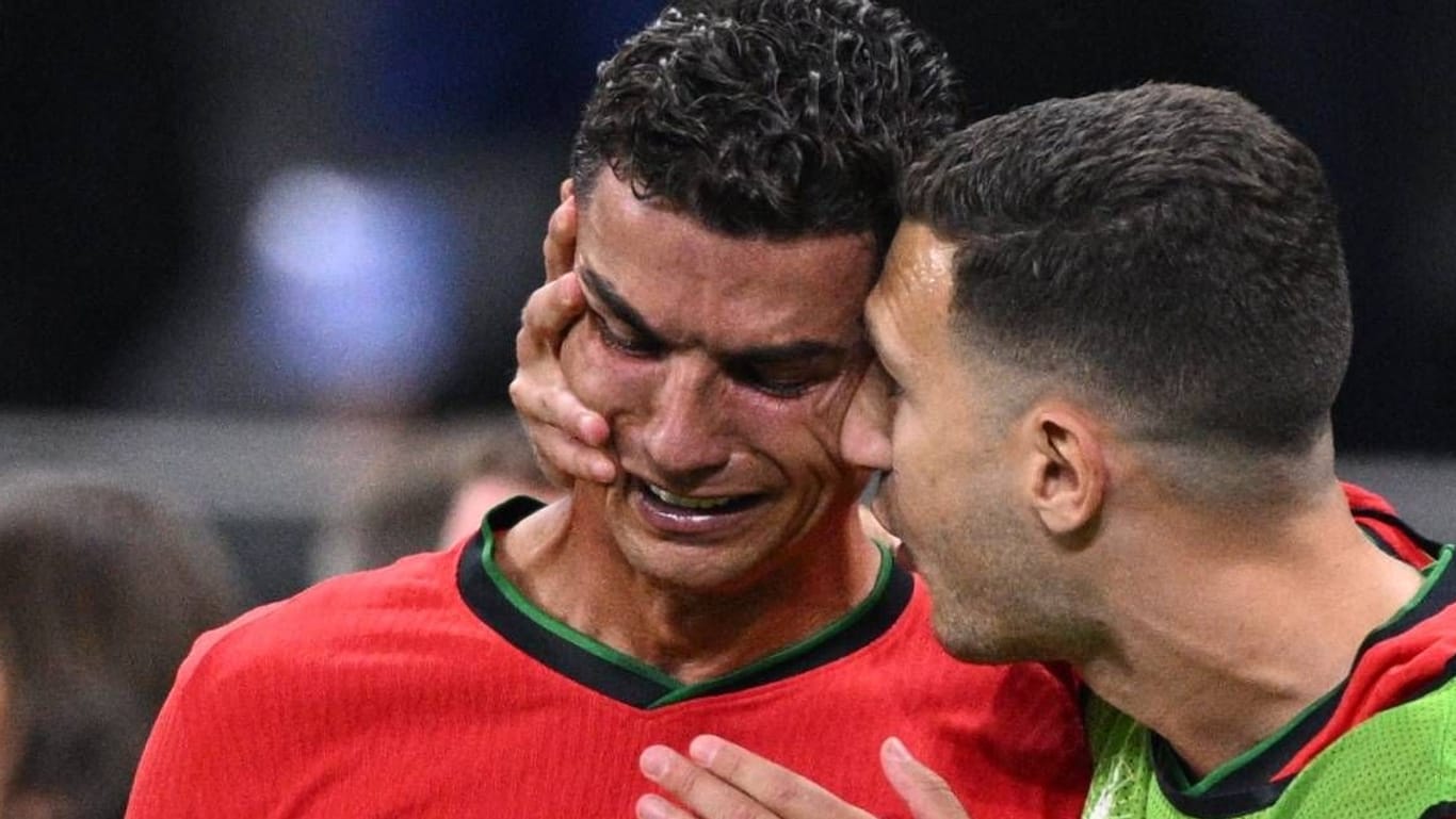 Untröstlich: Cristiano Ronaldo (M.) nach dem verschossenen Elfmeter im Spiel gegen Slowenien.