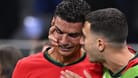 Untröstlich: Cristiano Ronaldo (M.) nach dem verschossenen Elfmeter im Spiel gegen Slowenien.