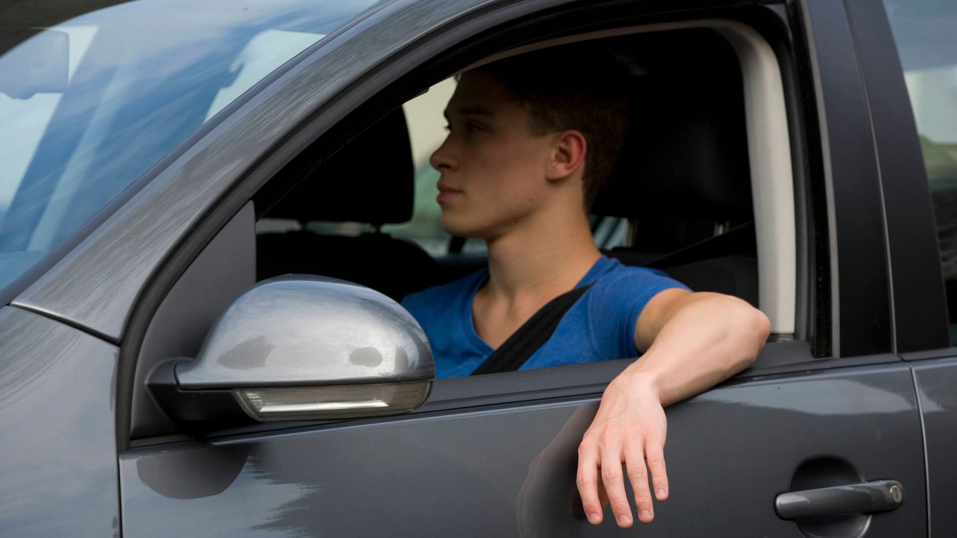 Ein Jugendlicher am Steuer (Symbolbild): Wie der 13-Jährige an die Schlüssel kam, ist unklar.