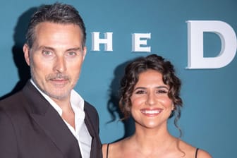 Rufus Sewell und Vivian Benitez: Die Schauspieler gaben Ende 2023 ihre Verlobung bekannt.