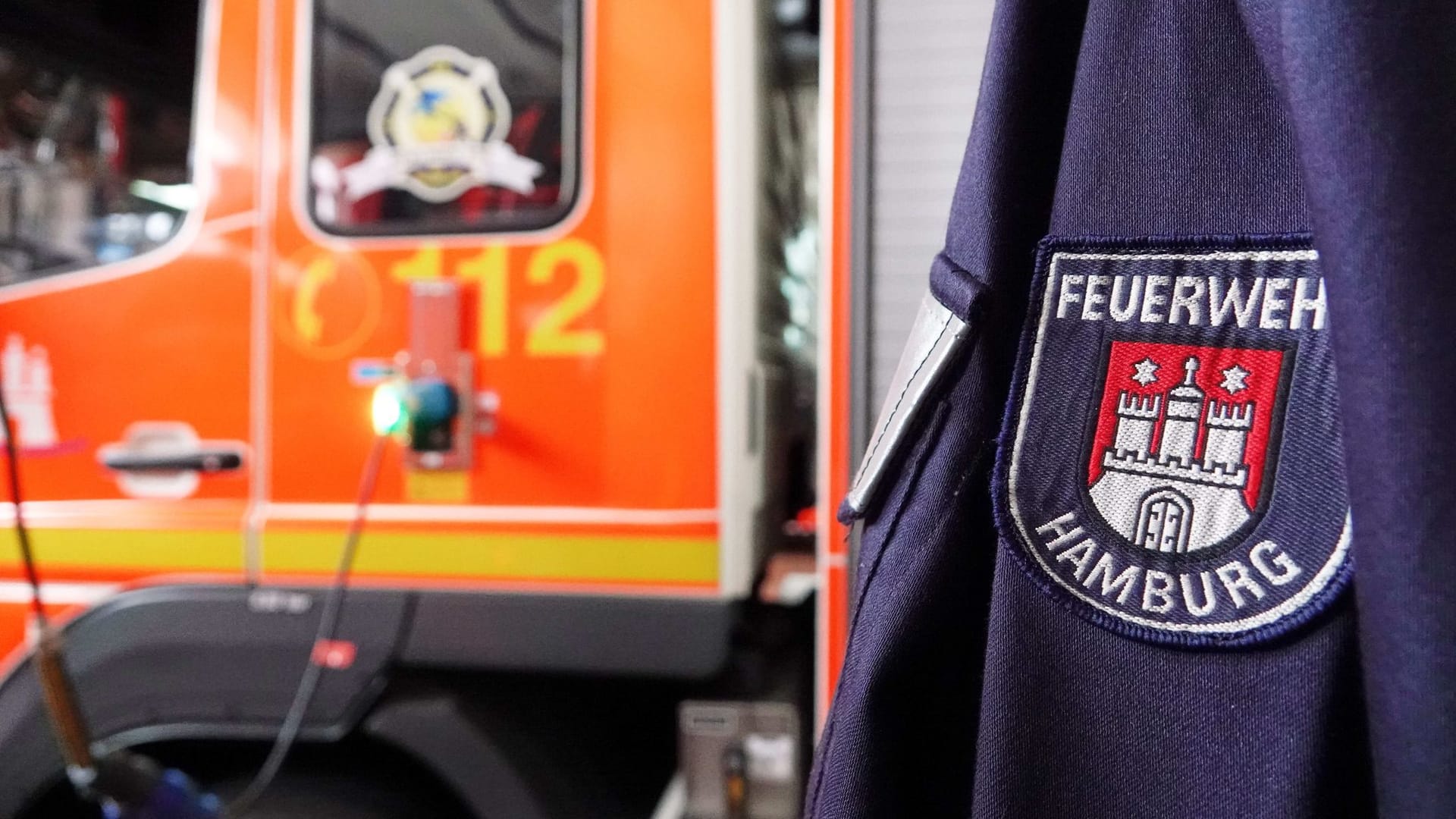 Eine Jacke mit der Aufschrift "Feuerwehr Hamburg" hängt in der Feuer- und Rettungswache Berliner Tor.