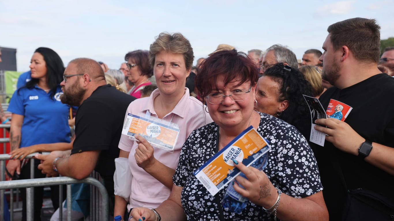 Anja Detmann und Sabine Ullmann sind seit 12 Uhr am Elbufer: Sie sind zwei von 12.000 Besuchern, die den Kaisermania-Auftakt erleben können. Ihre Tickets haben sie zwei Minuten nach Freischaltung des Online-Shops gekauft. Eine halbe Stunde später, war das Konzert bereits ausverkauft.