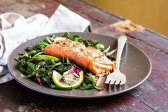 Seefisch und Gemüse: Gerade Omega-3-Fettsäuren können Herz und Kreislauf schützen.